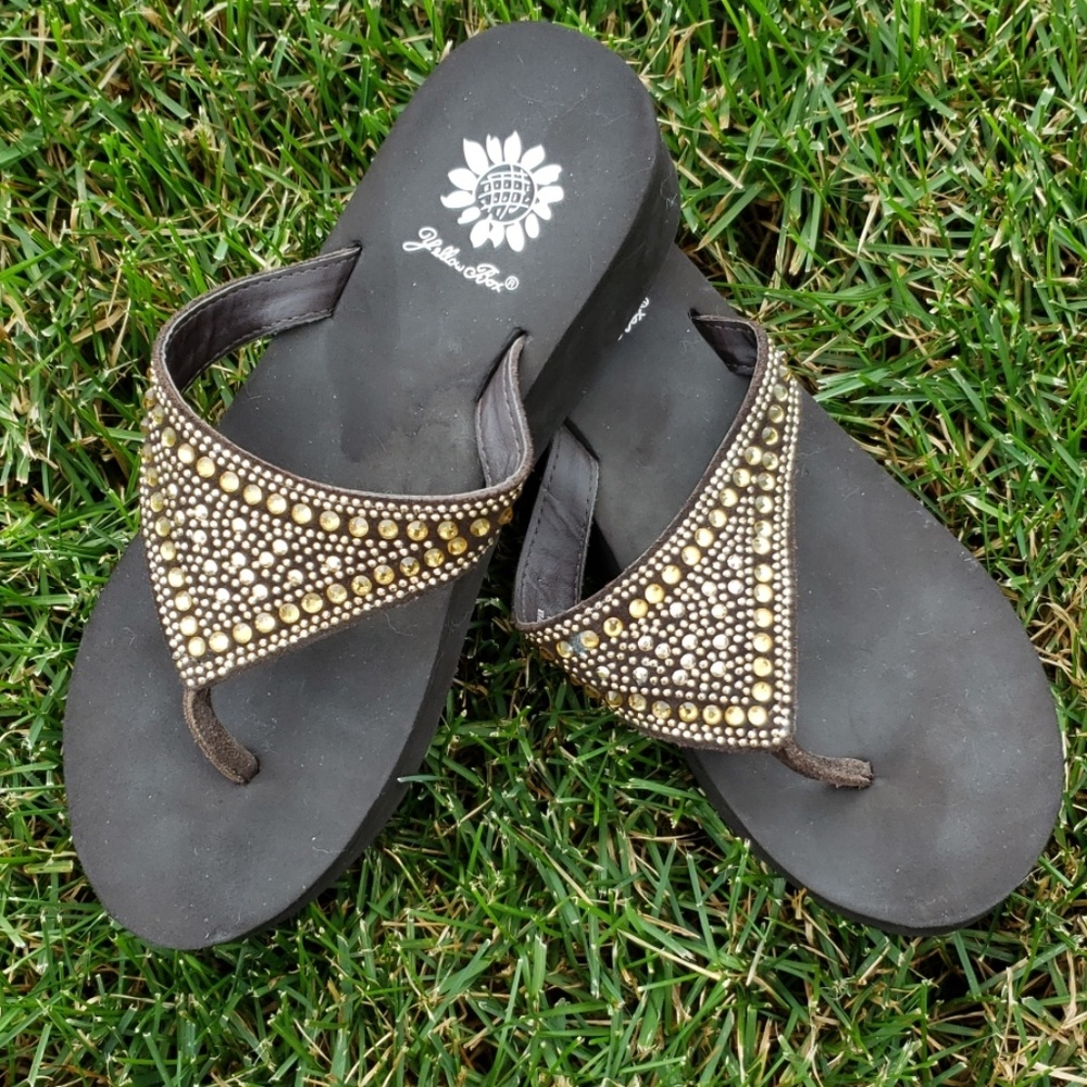 Yellow Box brown and gold platform